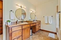 Hive House @Castoro | Luxury Winery Stay + EV