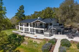 Oak and Vine Vineyard Estate - Image 3