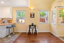 Peach St Bungalow | Stylish Walkable Retreat