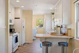 Peach St Bungalow | Stylish Walkable Retreat