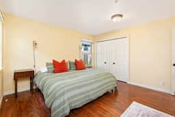 Peach St Bungalow | Stylish Walkable Retreat