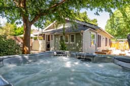 Vine Street Bungalow-Walk to town, hot tub, EV - Image 3