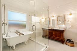 Vine Street Bungalow|Hot Tub, EV & Walk Downtown