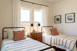 Vine Street Bungalow|Hot Tub, EV & Walk Downtown