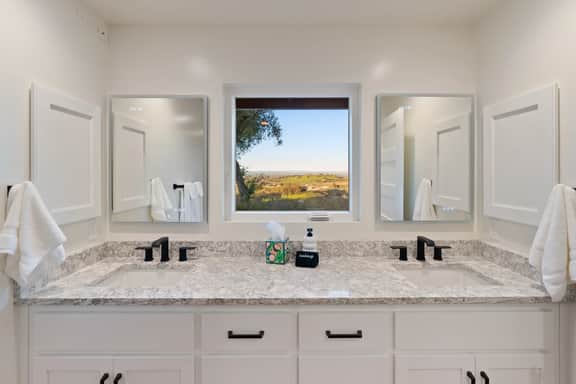 Harley’s Hideaway | Hilltop Views, Hot Tub & Pets