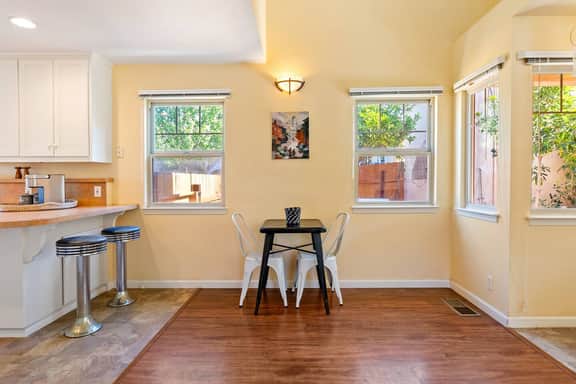 Peach St Bungalow | Stylish Walkable Retreat