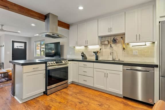 Templeton Creekside Cottage | Walk to Downtown