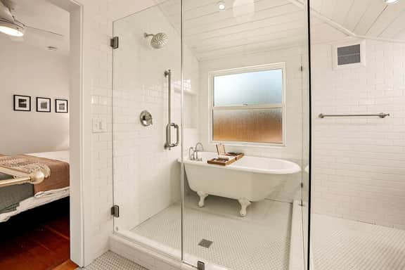 Vine Street Bungalow|Hot Tub, EV & Walk Downtown