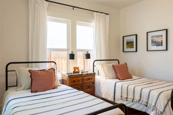 Vine Street Bungalow|Hot Tub, EV & Walk Downtown