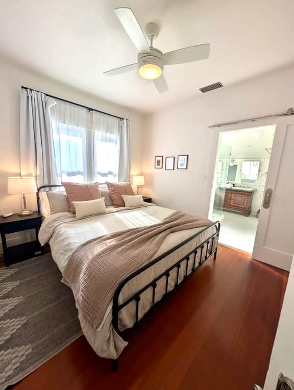 Vine Street Bungalow-Walk to town, hot tub, EV
