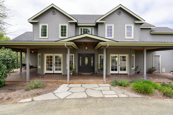 Hive House @Castoro | Luxury Winery Stay + EV
