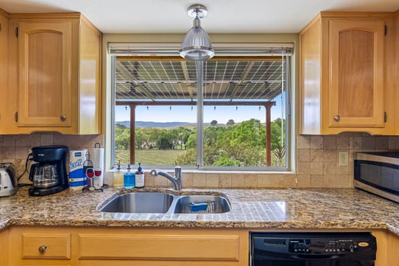 Hive Vista @Castoro | Vineyard View Stay + EV