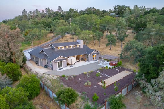 Luxurious, Modern Farmhouse in Wine Country