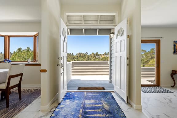 Van Gogh Villa • Walk to Town • EV • Pets